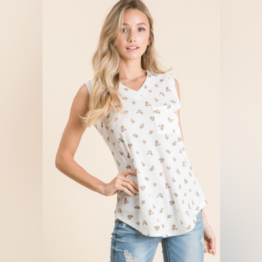 Cream lightweight v-neck textured sleeveless floral print pocket shirt